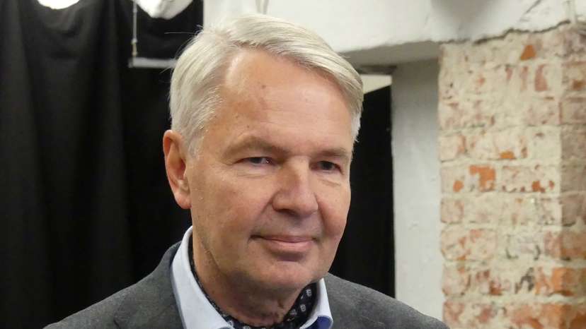 Finnish presidential candidate and former Foreign Minister Pekka Haavisto talks to members of the media before DJ-ing in Helsinki