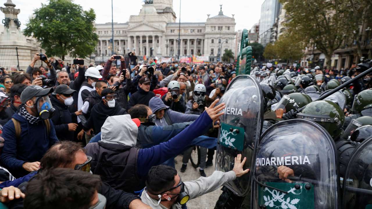 Protests erupt in Argentina as congress fails to meet quorum for pension hike