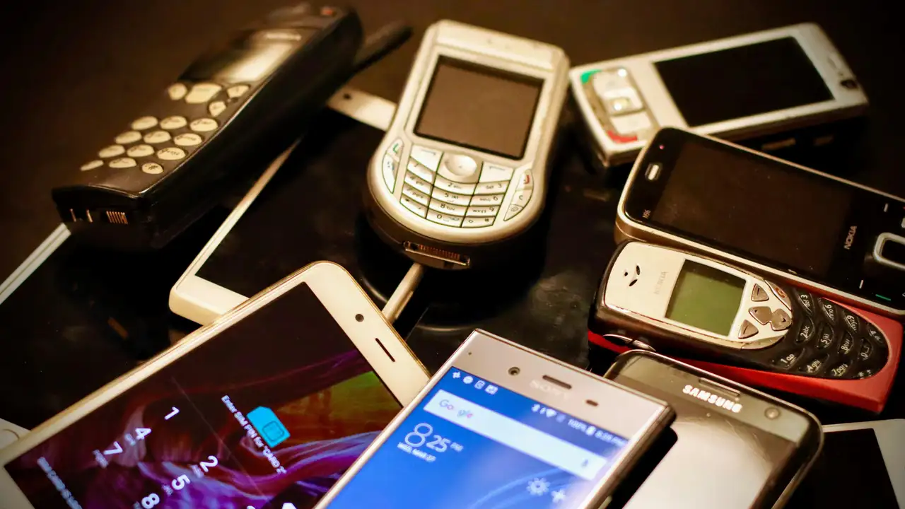 Celulares, notebooks, tablets, fones de ouvido e cabos estão entre os equipamentos aceitos, com limite de 30 quilos por caixa.