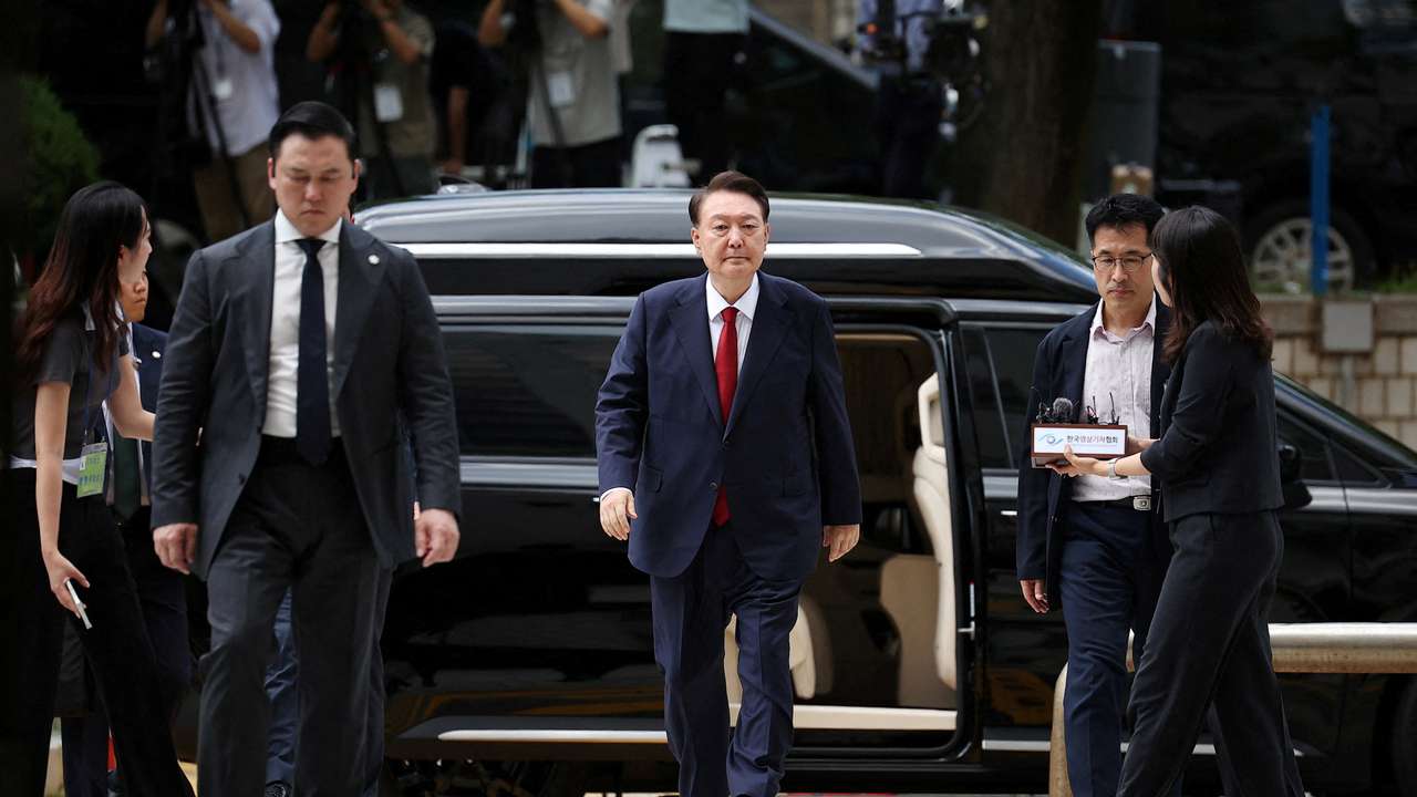 FILE PHOTO: South Korea court to hold hearing on prosecutors request for ex-leader Yoon's detention warrant