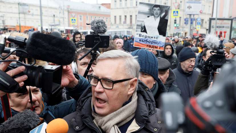 FILE PHOTO: Russian opposition figure Mikhail Kasyanov takes part in a rally to mark the 5th anniversary of opposition politician Boris Nemtsov's murder and to protest against proposed amendments to the country's constitution, in Moscow