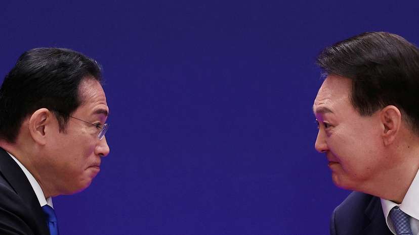 FILE PHOTO: Leaders of South Korea, China and Japan announce joint statement after summit