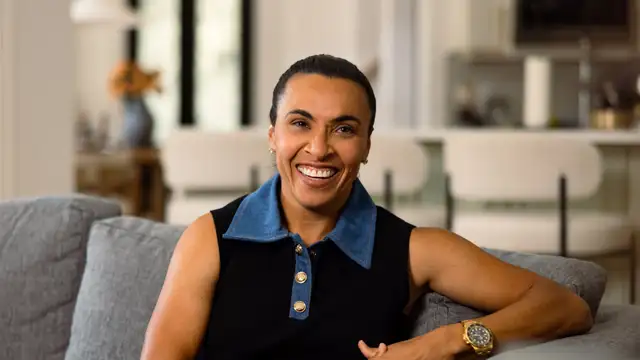 Netflix produz documentário sobre Marta, a rainha do futebol; ela se prepara para disputar sua sétima Copa do Mundo.