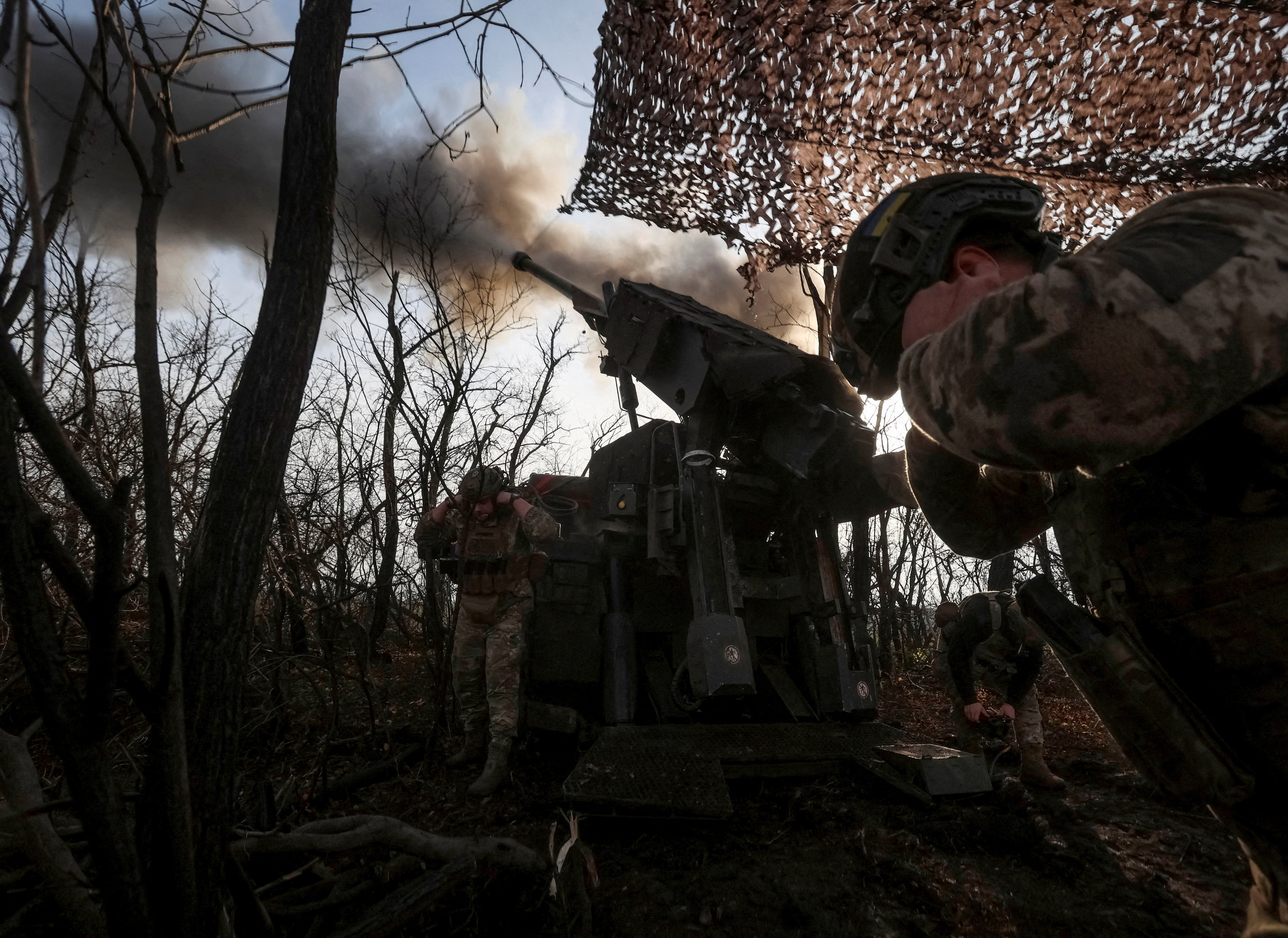 FILE PHOTO: Ukrainian servicemen fire a self-propelled howitzer towards Russian troopsn near the front line town of Pokrovsk