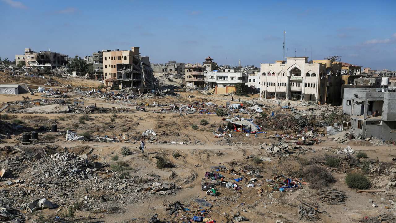 Palestinians return to the eastern side of Khan Younis after Israeli forces pulled out from the area in Khan Younis, in the southern Gaza Strip