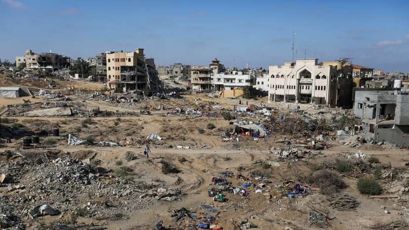 Palestinians return to the eastern side of Khan Younis after Israeli forces pulled out from the area in Khan Younis, in the southern Gaza Strip