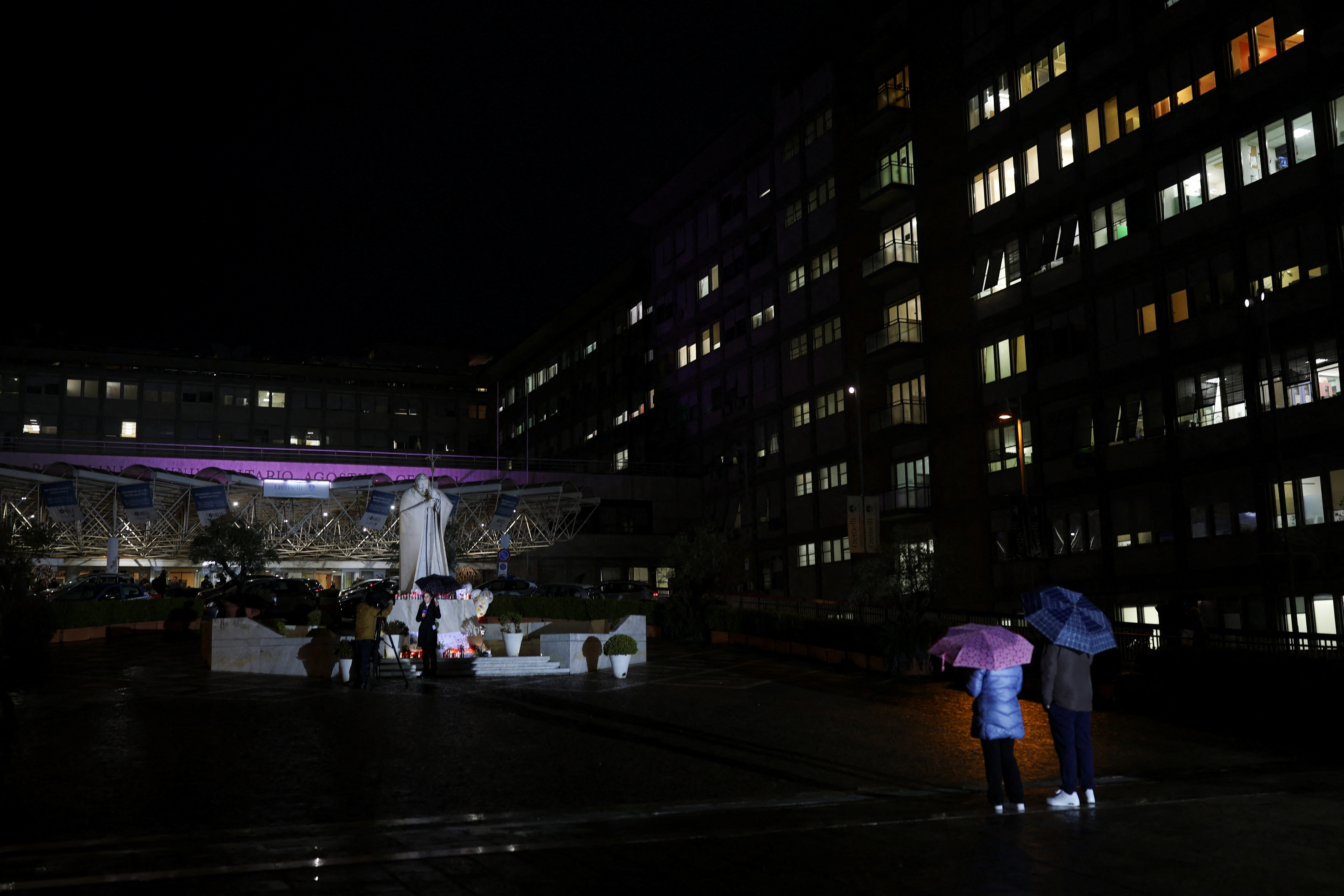Pope Francis continues treatment at Gemelli Hospital, in Rome