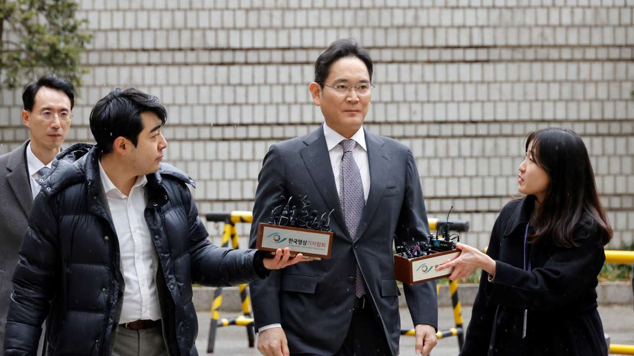 Samsung Electronics Chairman Jay Y. Lee arrives at a court in Seoul