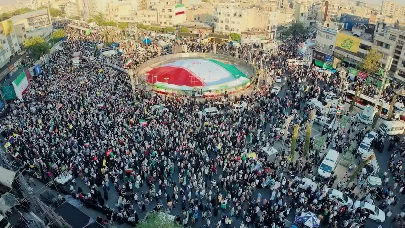 Thousands rally behind Iran's leadership