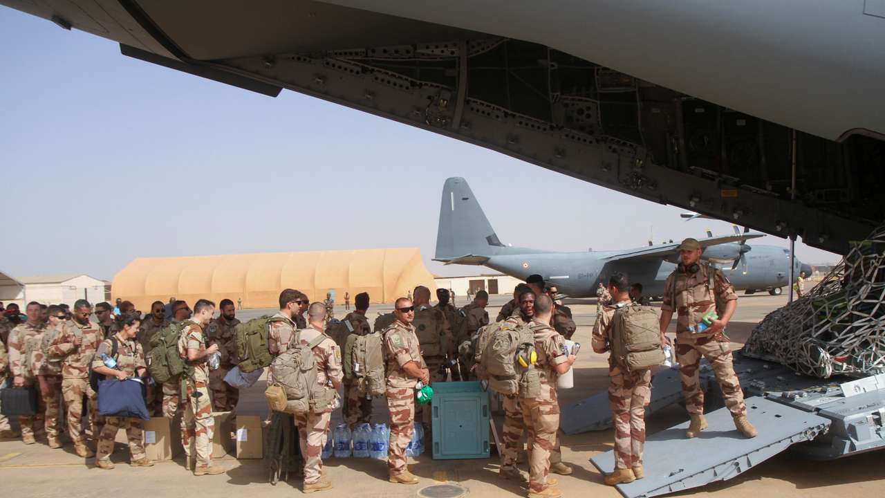 The last French troops leave Niamey