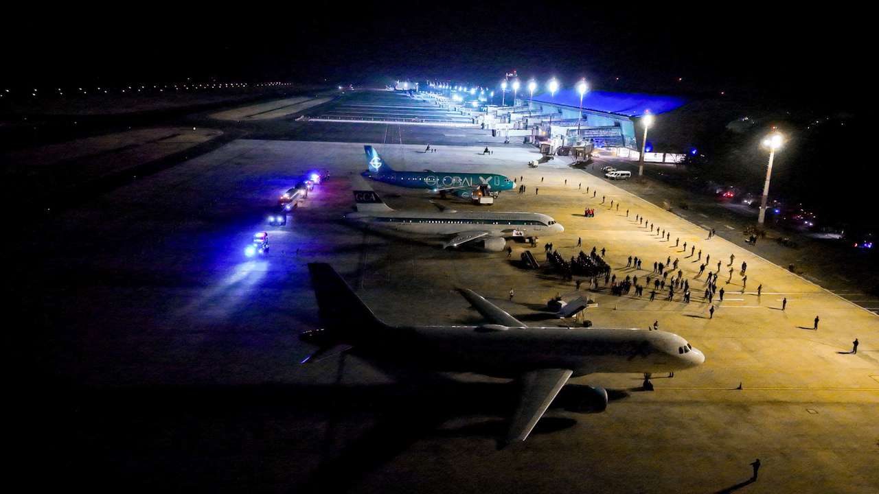 U.S. deports alleged members of the Tren de Aragua to be imprisoned in El Salvador