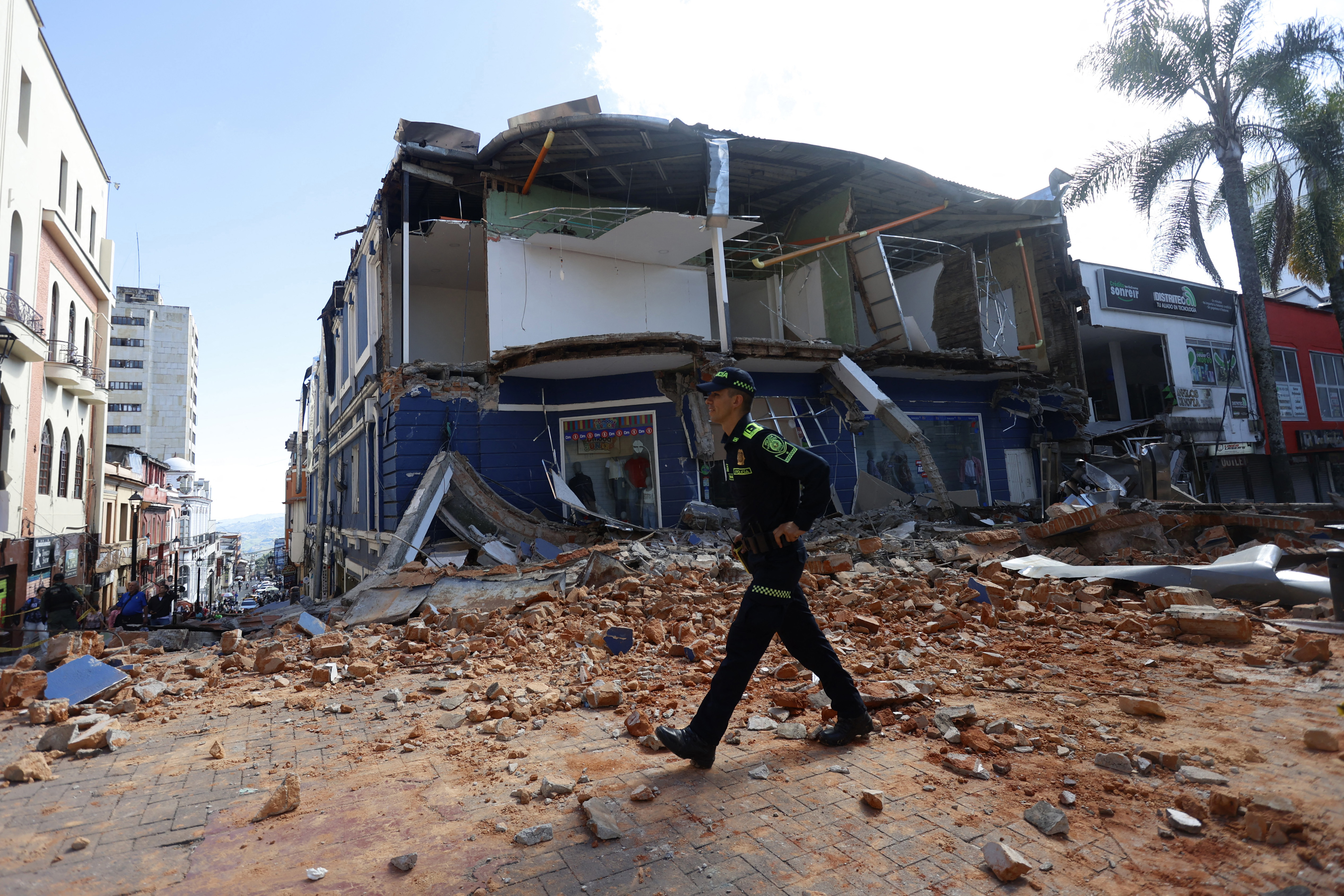 Powerful 7.4-magnitude earthquake strikes Colombia