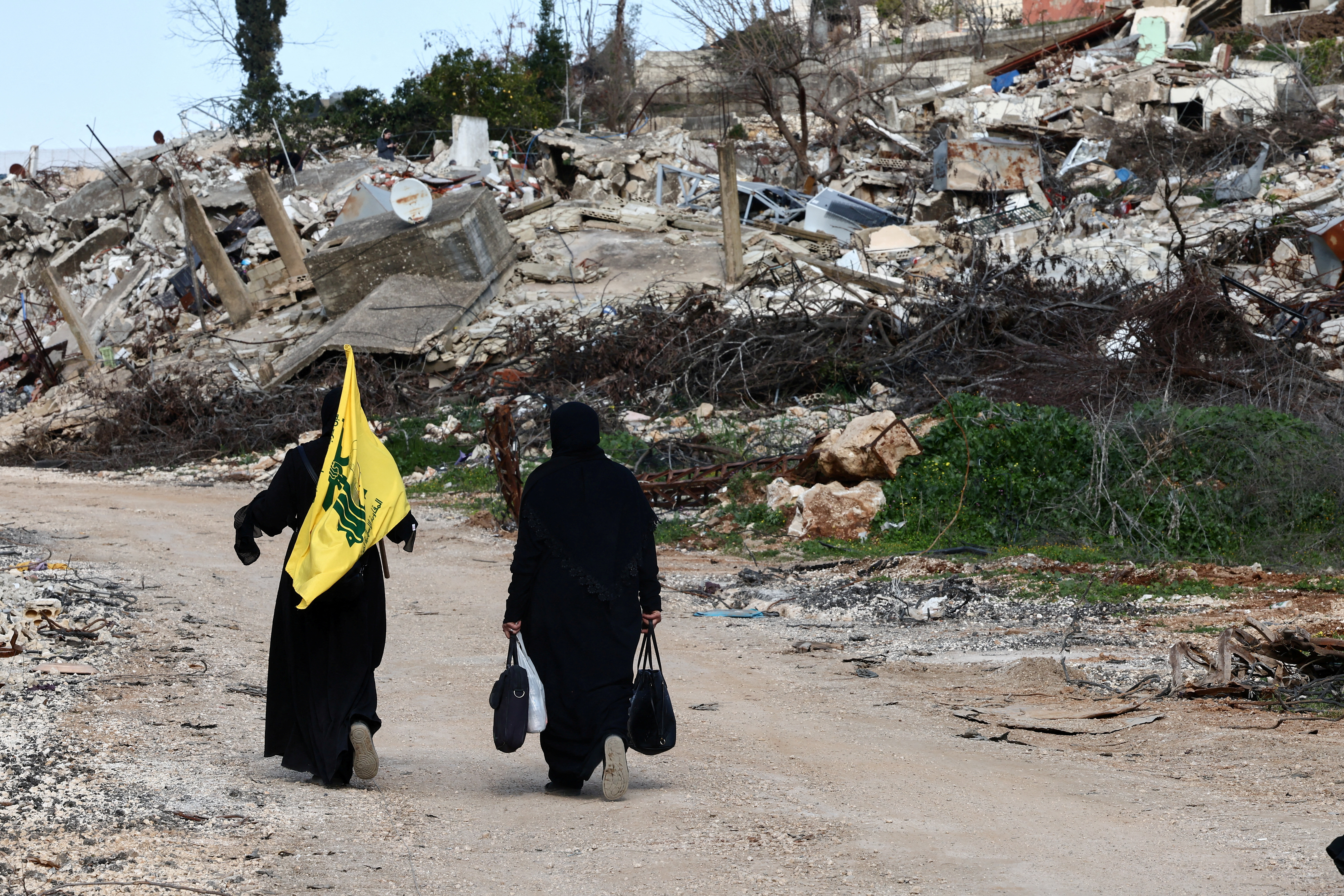FILE PHOTO: Residents try to return to their homes in Kfar kila during expected Israeli withdrawal
