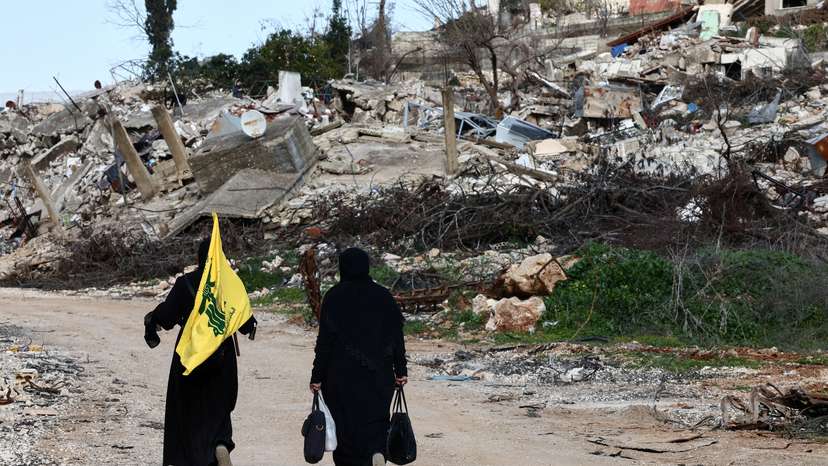 FILE PHOTO: Residents try to return to their homes in Kfar kila during expected Israeli withdrawal