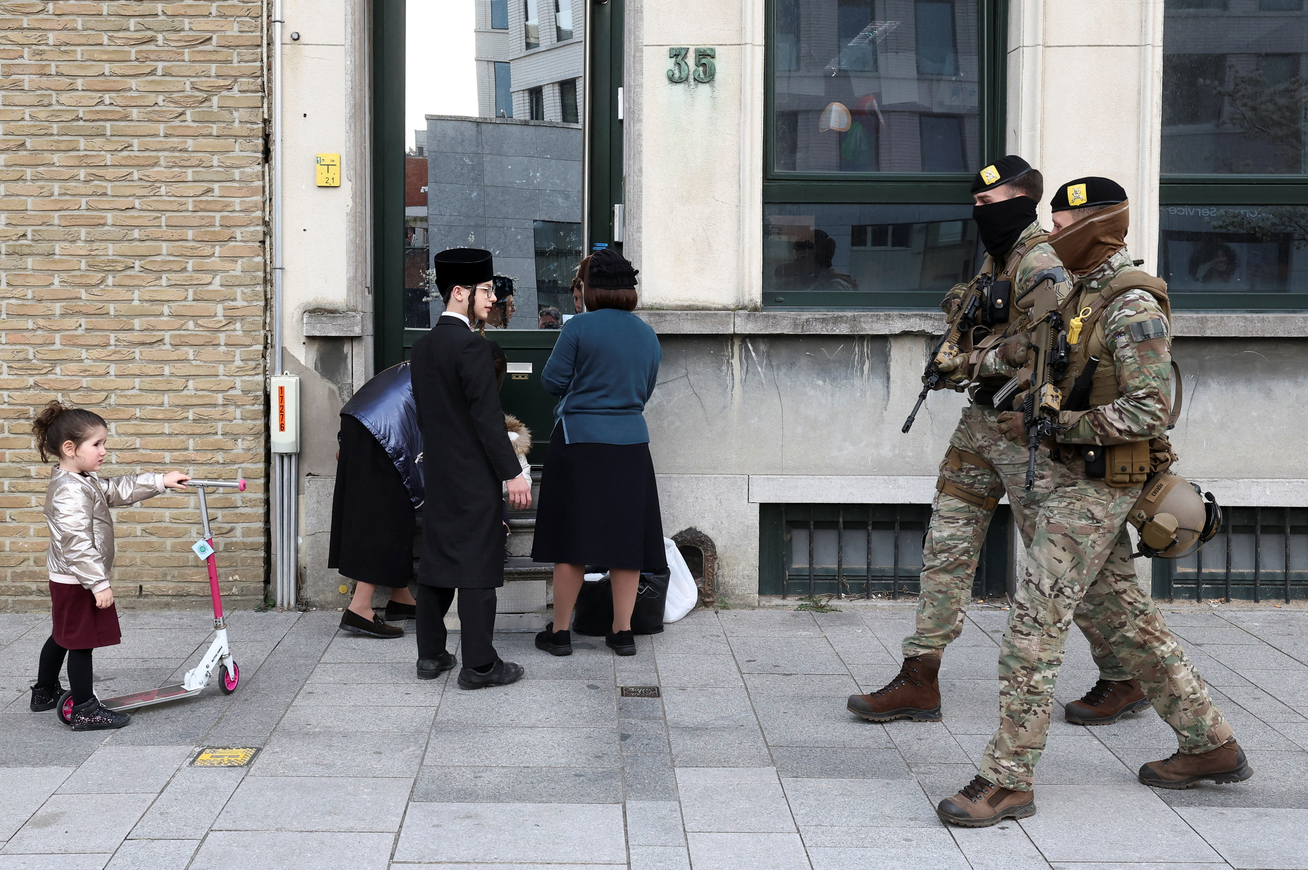 Belgian army patrols Jewish institutions in Antwerp