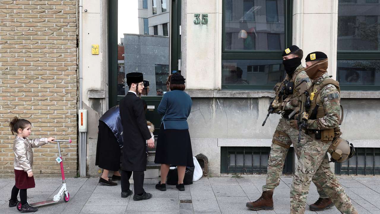 Belgian army patrols Jewish institutions in Antwerp