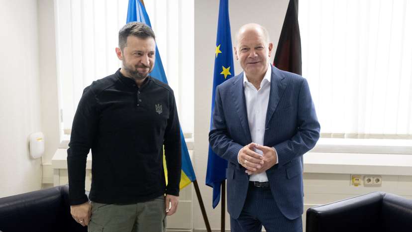 German Chancellor Olaf Scholz and Ukrainian President Volodymyr Zelenskiy meet at the airport in Frankfurt