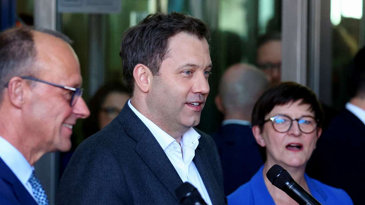 FILE PHOTO: Germany's CDU conservatives and Social Democrats resume coalition talks, in Berlin