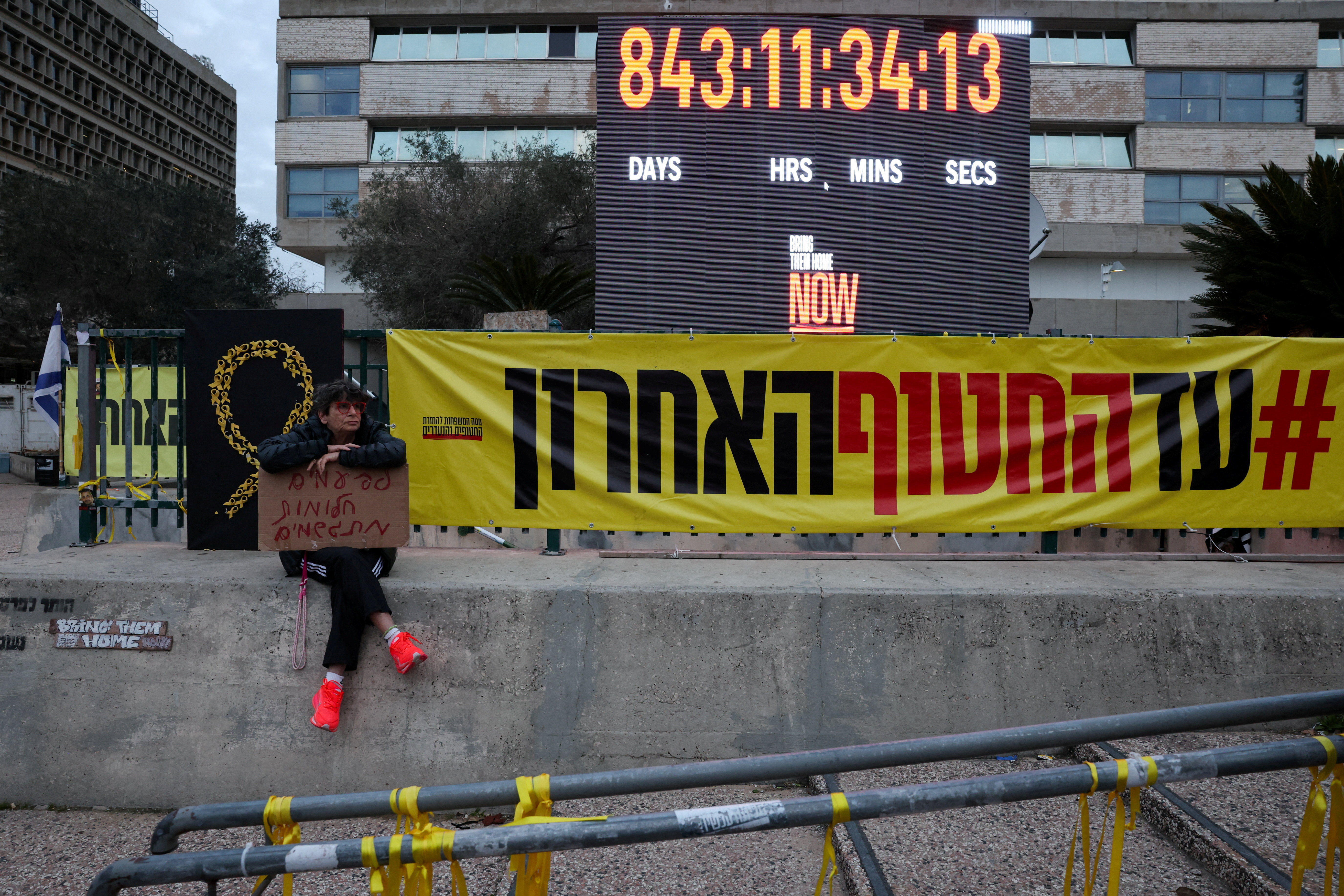 Iconic clock timer switched off after marking 844 days of hostage captivity in Tel Aviv