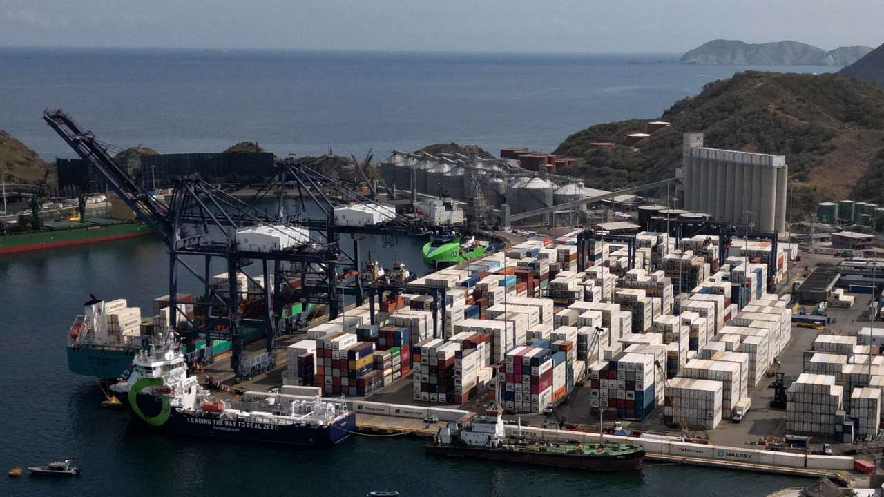 colombia
-
economy
-
transport
-
trade
-
port
-
feature