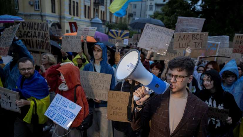 Ukrainians protest against law curbing independence of anti-corruption bodies