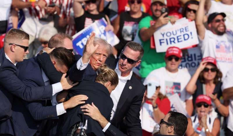 FILE PHOTO: Republican presidential candidate Donald Trump holds a campaign rally in Butler