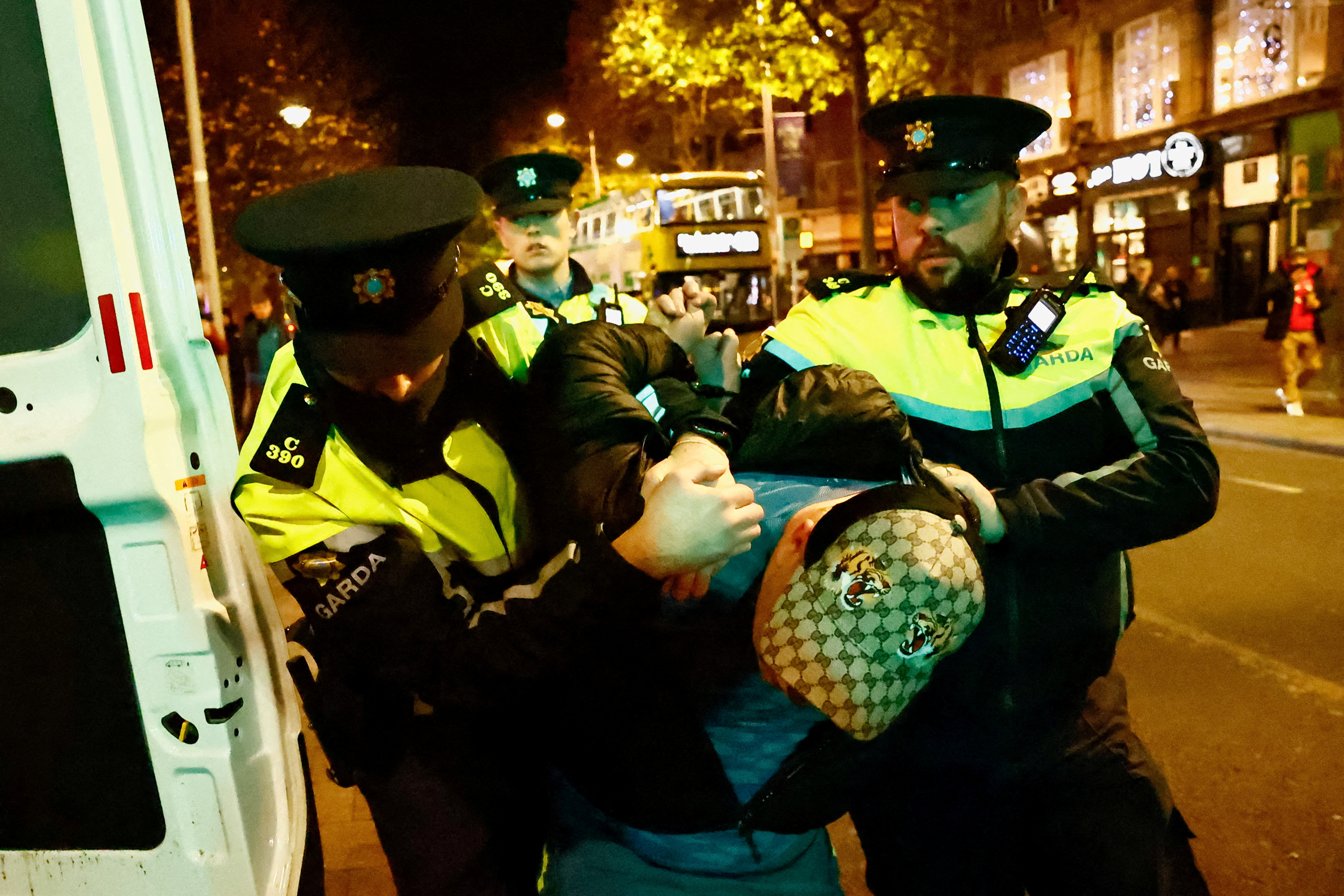 Riots erupt in Dublin after school children stabbed