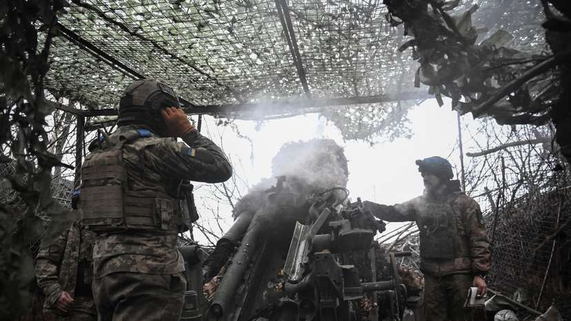 Ukrainian servicemen fire a howitzer towards Russian troops in Dnipropetrovsk region