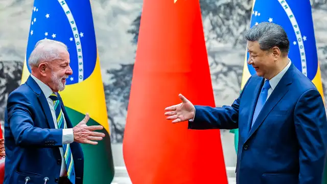 Presidente da República, Luiz Inácio Lula da Silva e o Presidente da República Popular da China, Xi Jinping, durante a cerimônia de assinatura de Atos, no Palácio do Povo