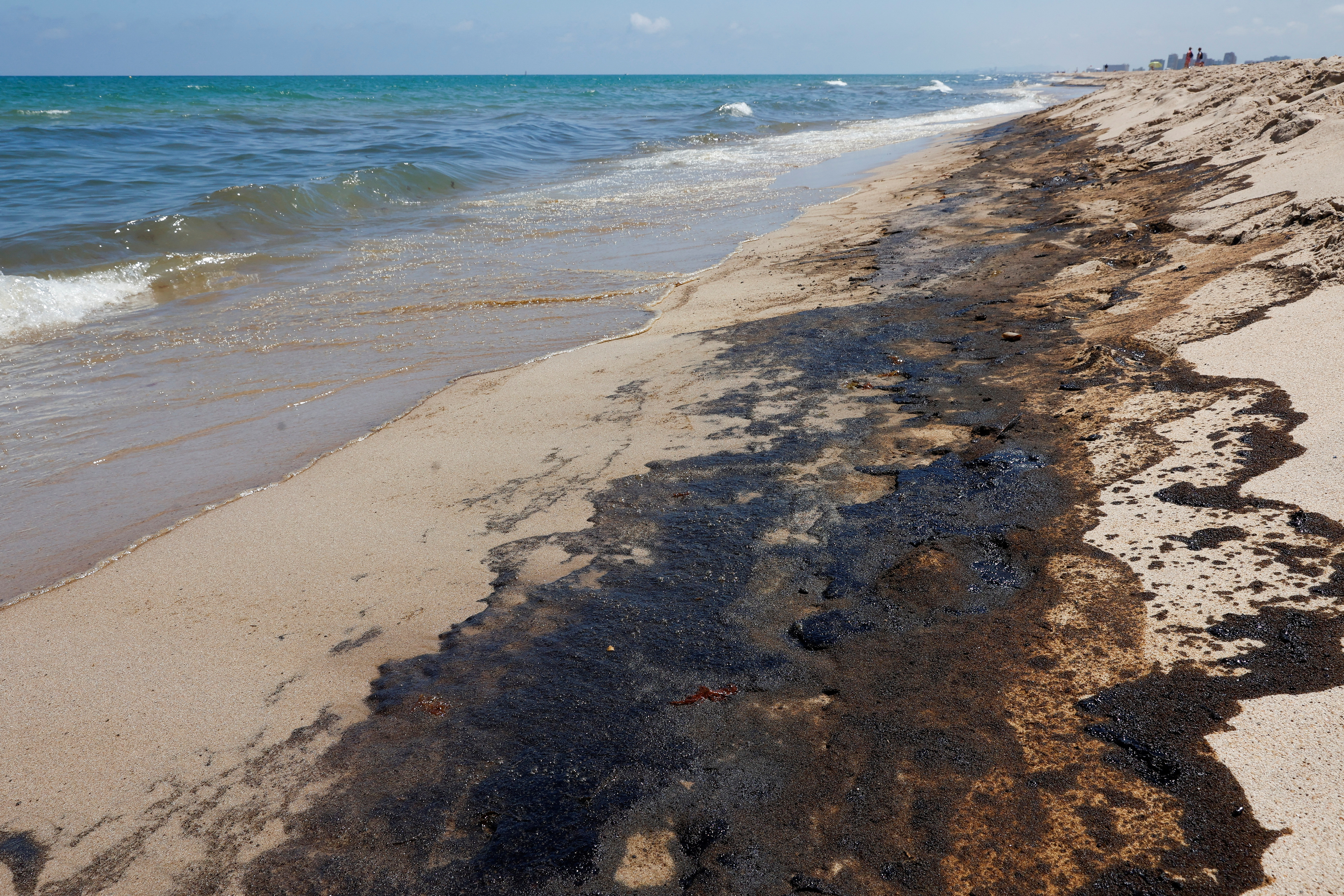 Valencia closes three beaches hit by an oil spill