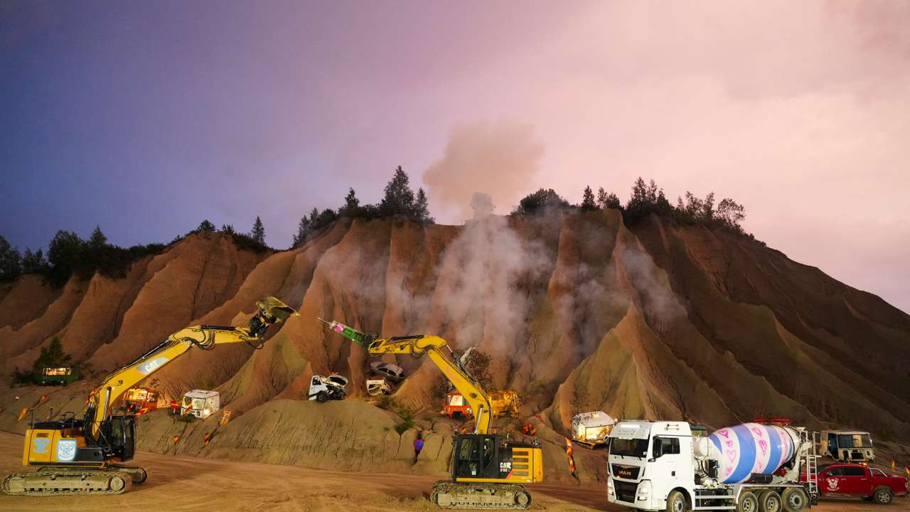 Shakespeare's "Romeo and Juliet" theatre adaptation, where heavy goods vehicles and cars take on the roles of the famous characters, in Rummu