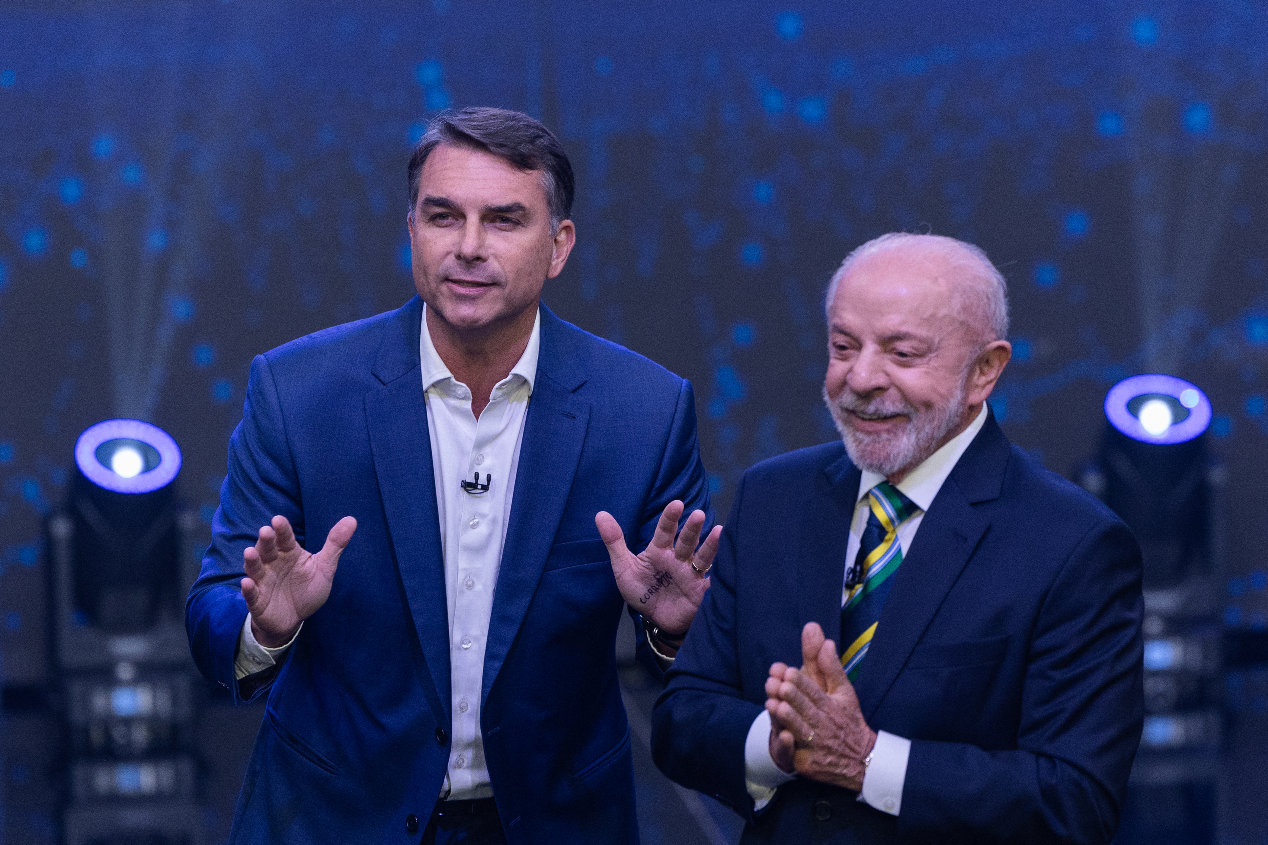 Candidatos Flavio Bolsonaro and Luiz Inacio Lula da Silva no debate presidencial de 18 de outubro (Foto de Tuane Fernandes / NurPhoto via AFP)