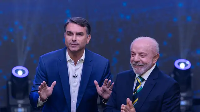 Candidatos Flavio Bolsonaro and Luiz Inacio Lula da Silva no debate presidencial de 18 de outubro (Foto de Tuane Fernandes / NurPhoto via AFP)