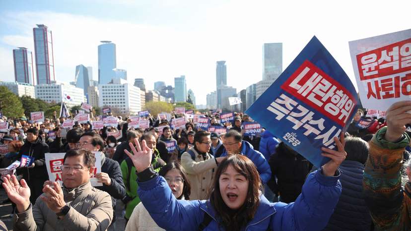 People take part in a rally calling for expelling South Korean President Yoon Suk Yeol in Seoul