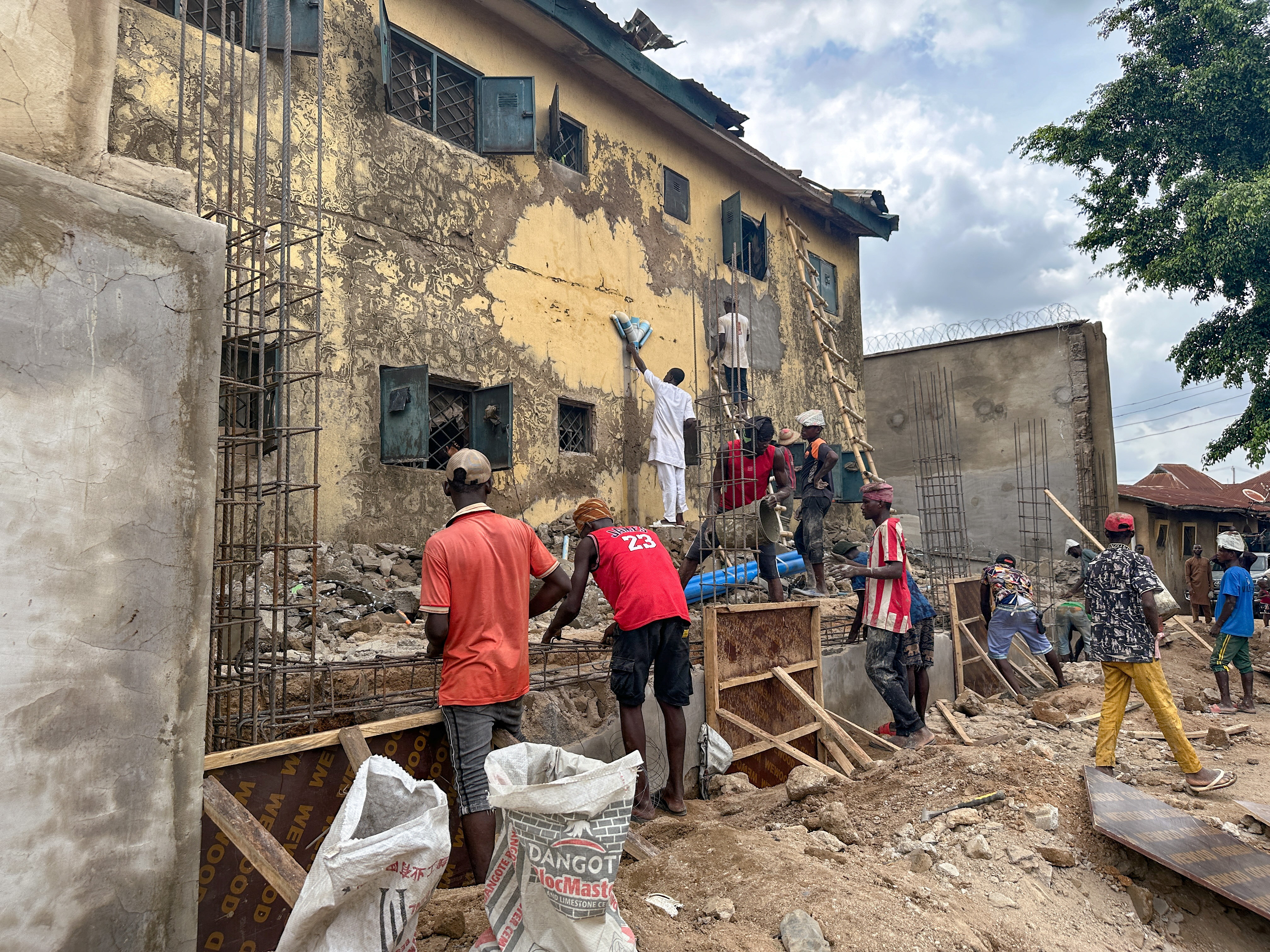 More than 100 inmates escape after rain damages Nigerian prison