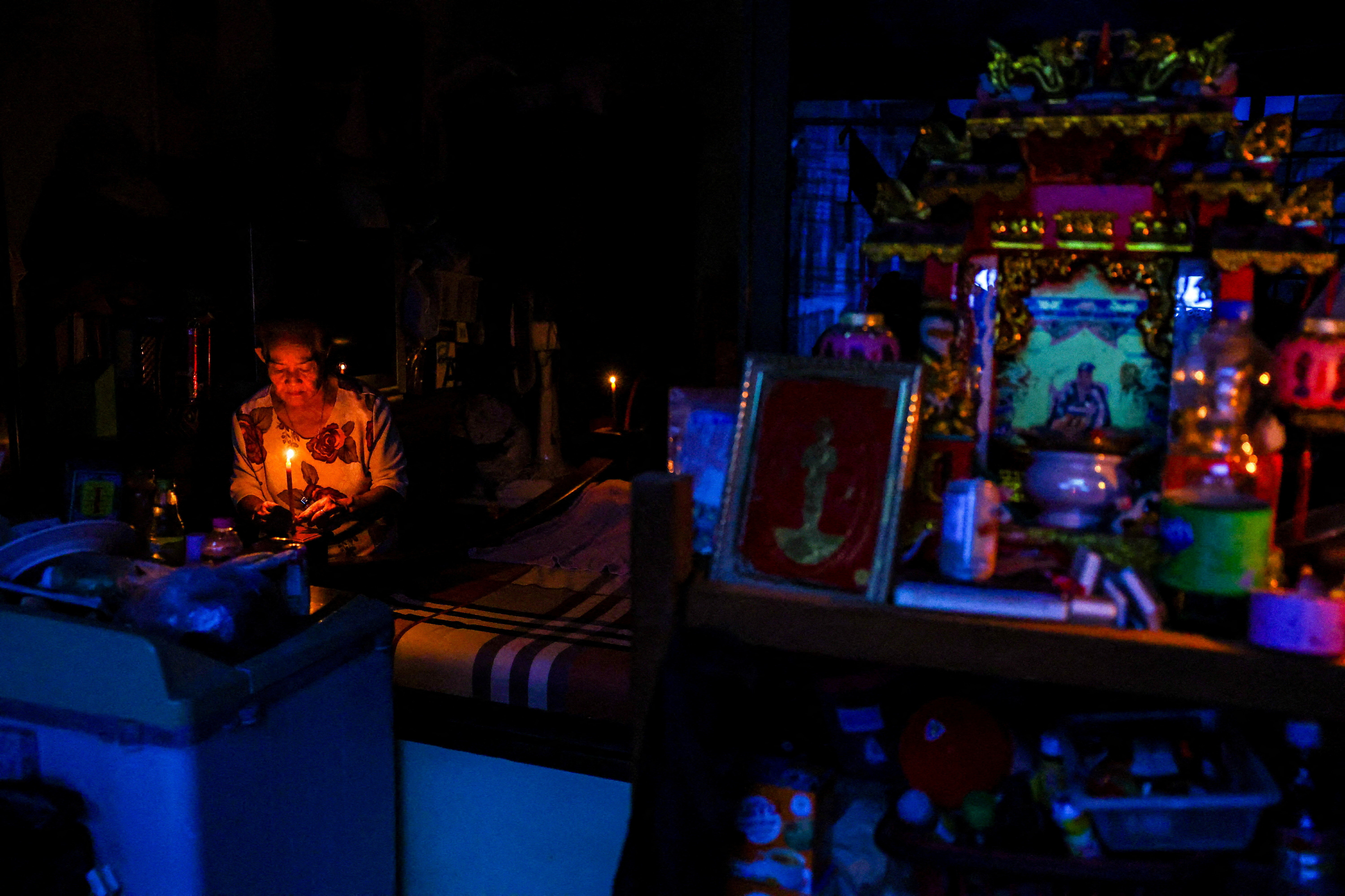 Life under candle light, Thai family survived 48 hours sitting on furniture as water recedes