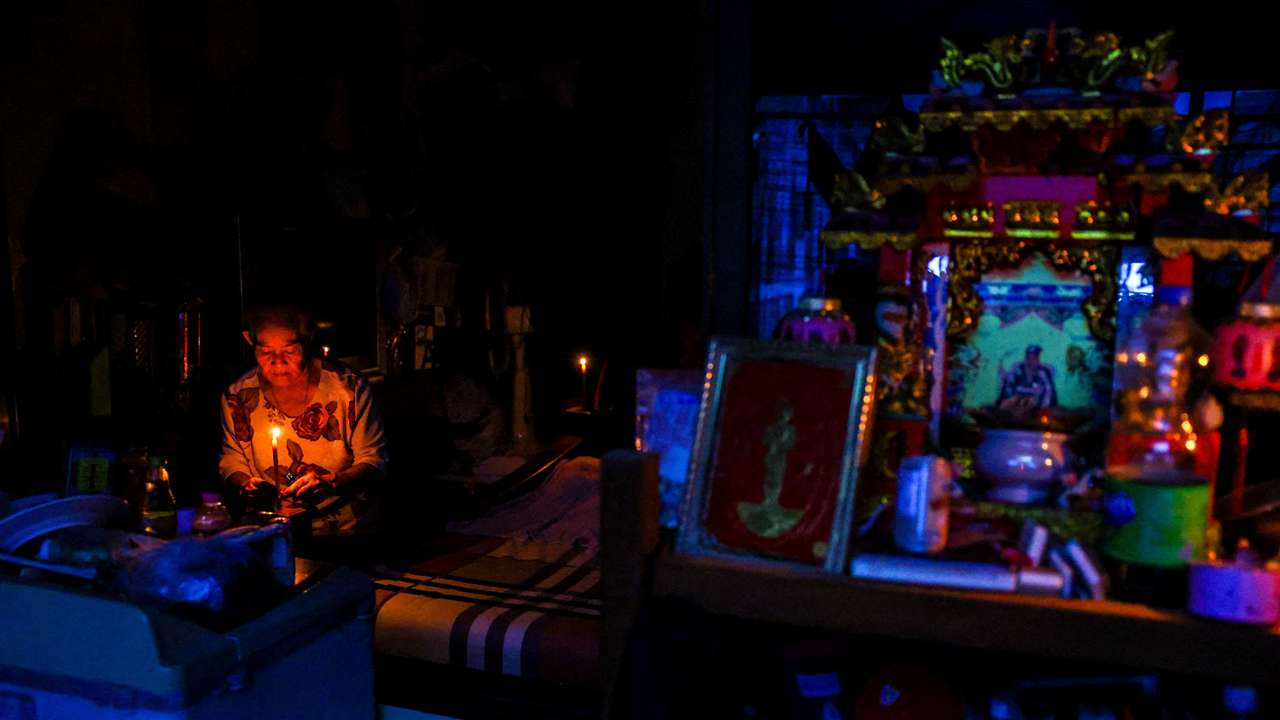 Life under candle light, Thai family survived 48 hours sitting on furniture as water recedes