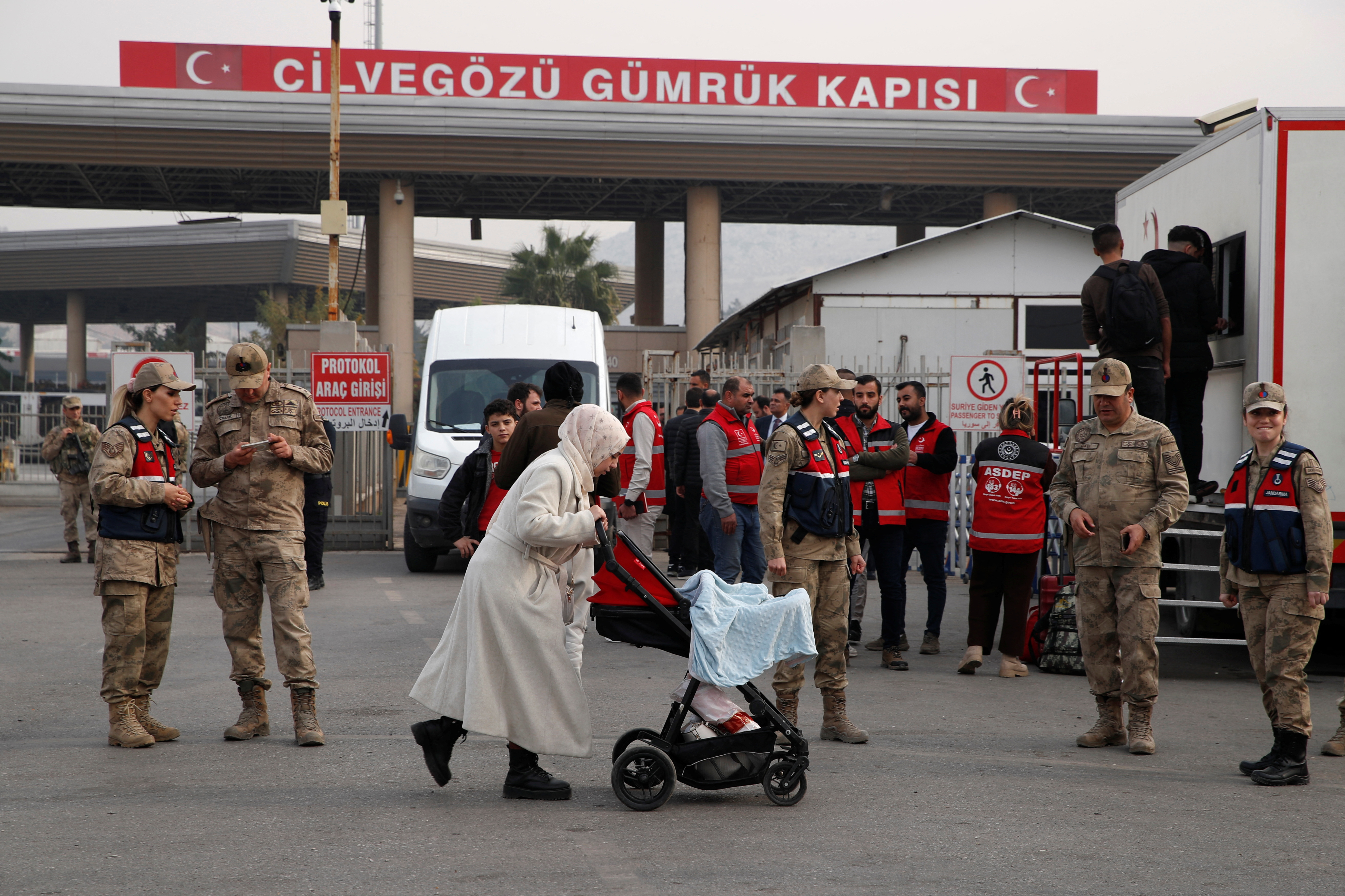 Syrians living in Turkey begin return to Syria