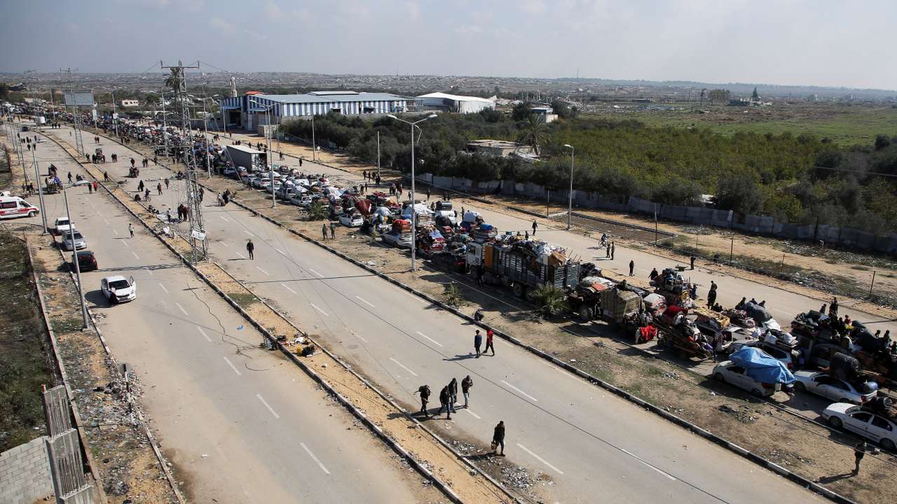 Displaced Palestinians make their way back to their homes in northern Gaza, amid a ceasefire between Israel and Hamas, in the central Gaza Strip