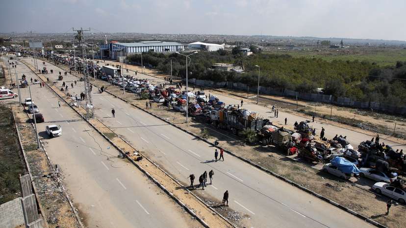 Displaced Palestinians make their way back to their homes in northern Gaza, amid a ceasefire between Israel and Hamas, in the central Gaza Strip