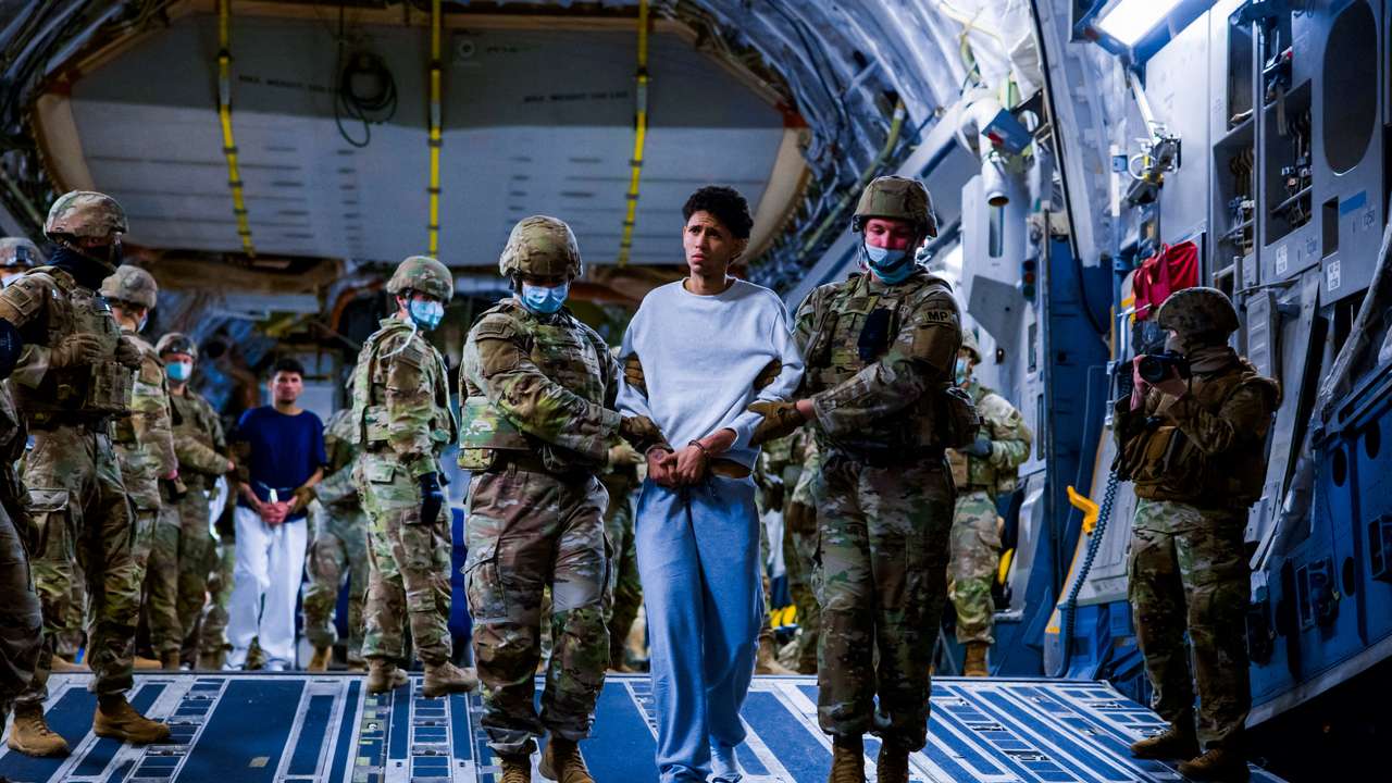 U.S. deports alleged members of the Tren de Aragua to be imprisoned in El Salvador