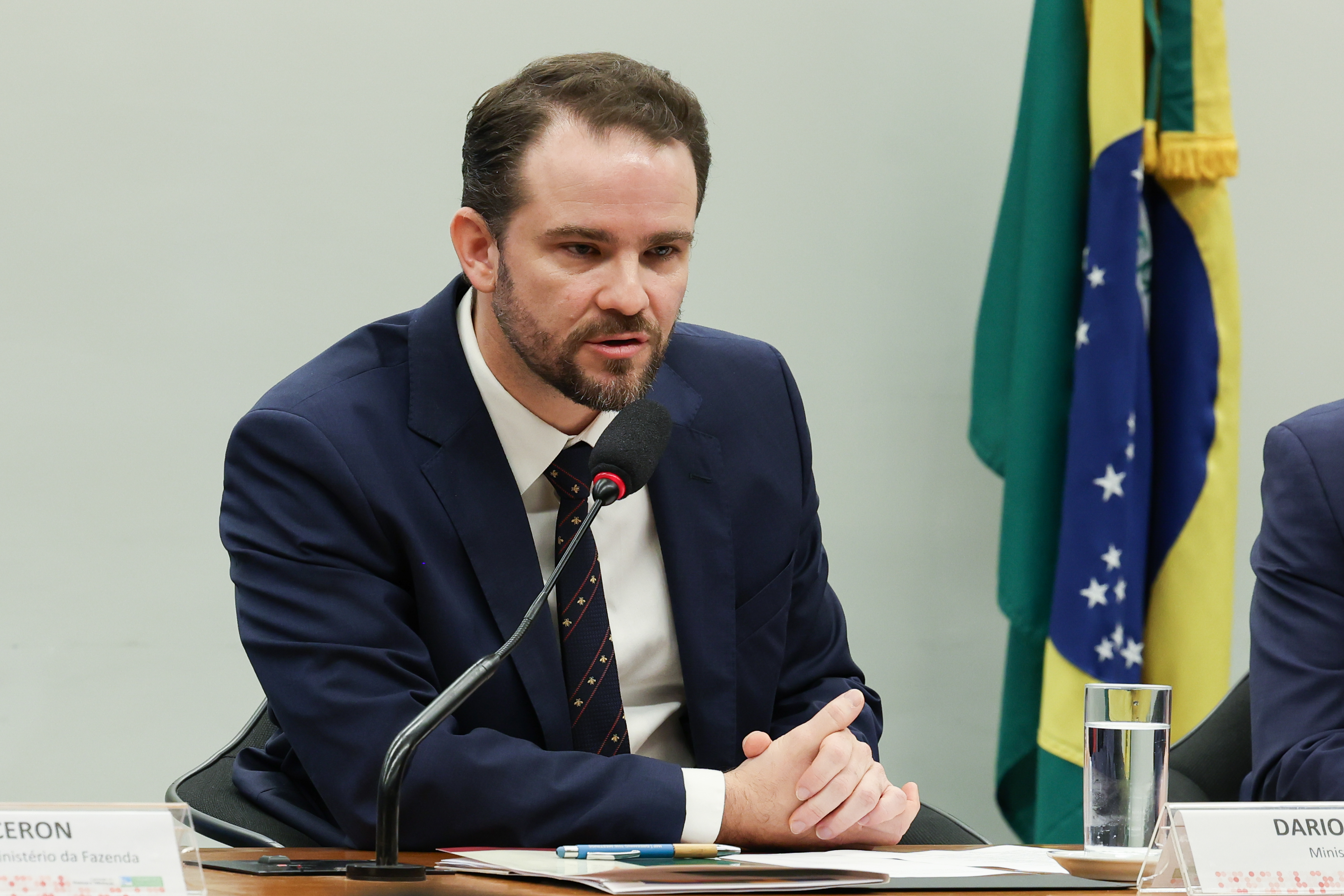 O ministro da Fazenda, Dario Durigan,  apresentou à imprensa a proposta orçamentária de 2027.