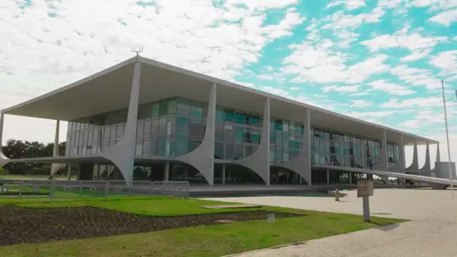O Palácio do Planalto anunciou a abertura do processo para avaliar se a imposição do tarifaço pelos EUA será respondida com base na Lei da Reciprocidade.
