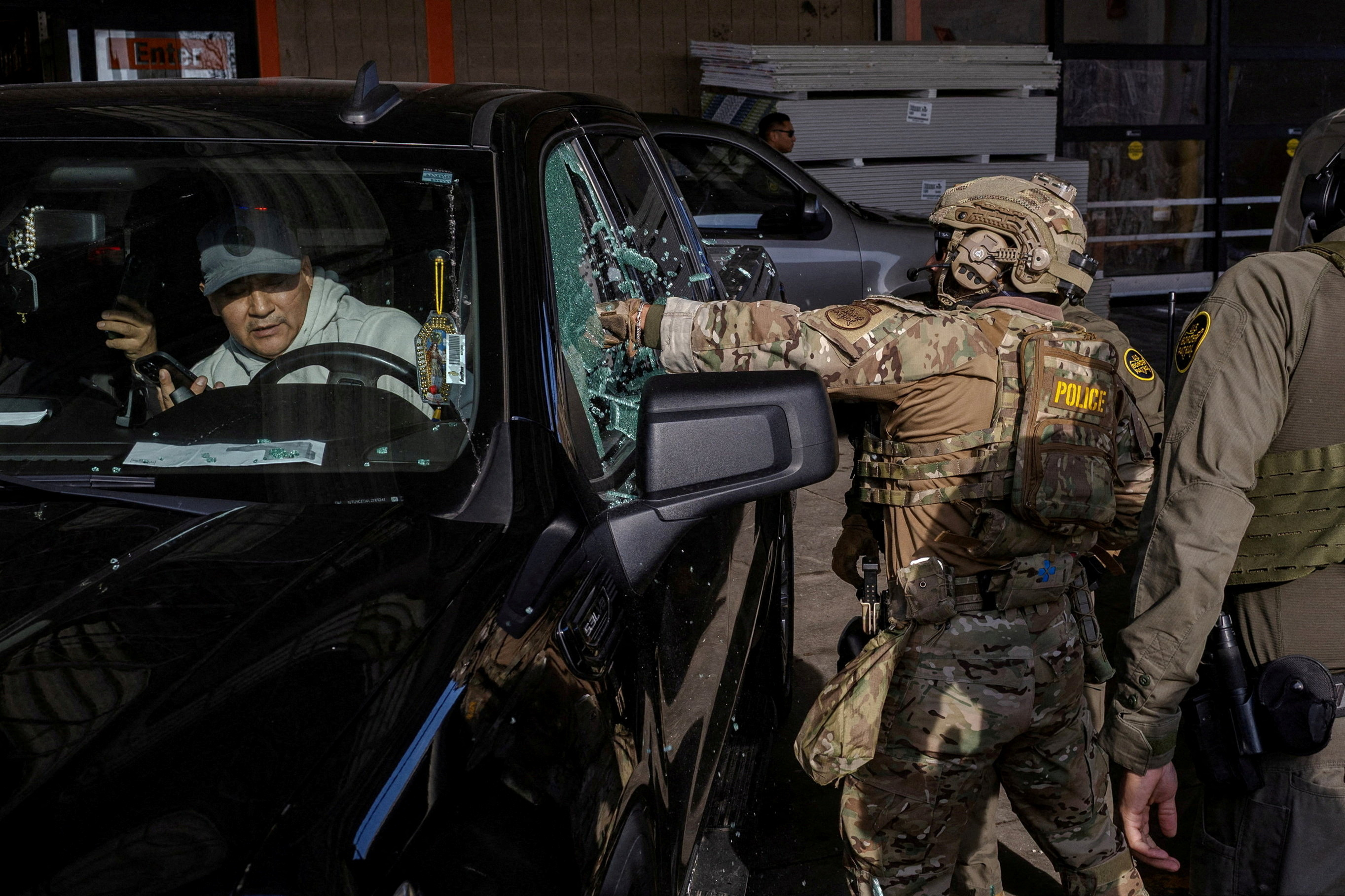 FILE PHOTO: U.S. federal agents conduct immigration raid in Chicago