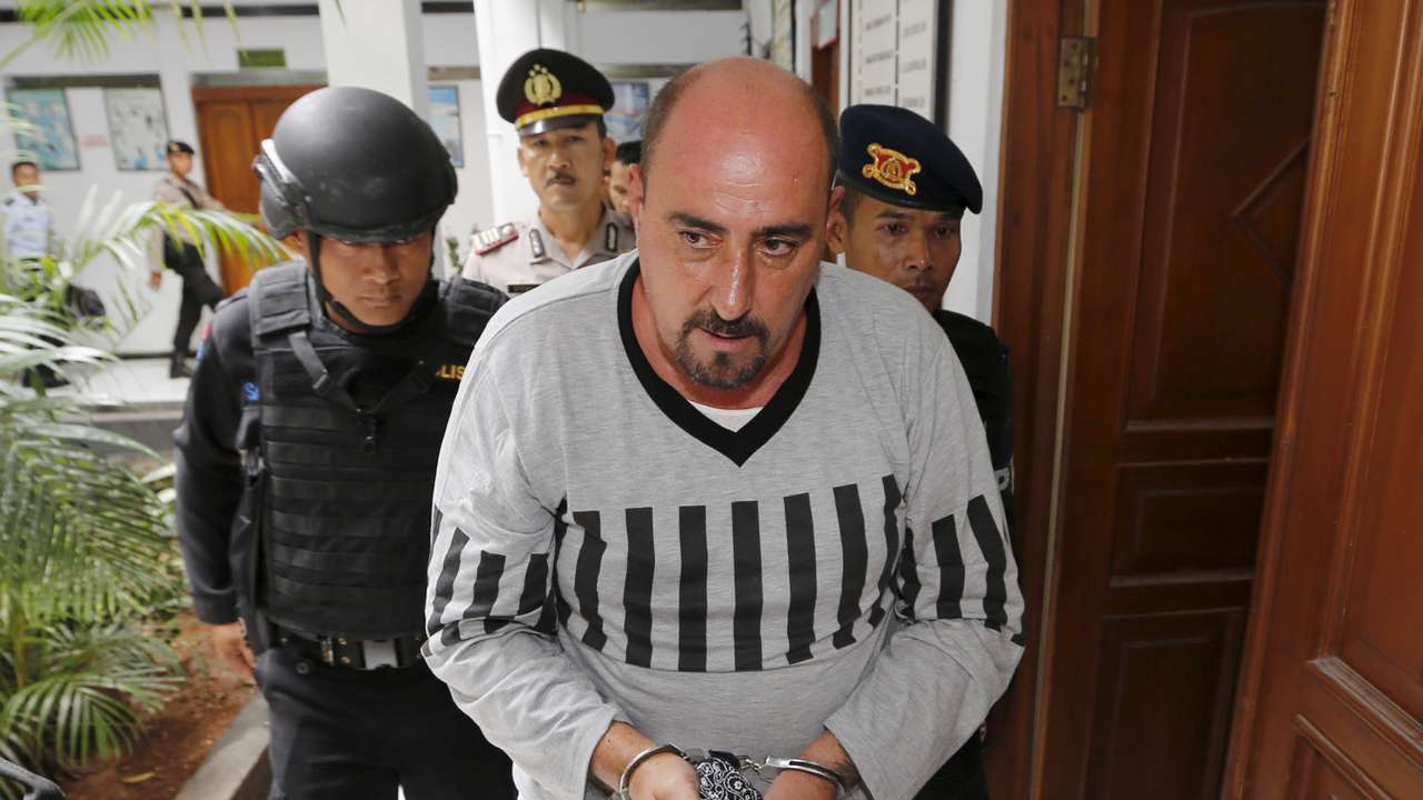 Atlaoui arrives for signing documents for his judicial review at Tangerang District Court