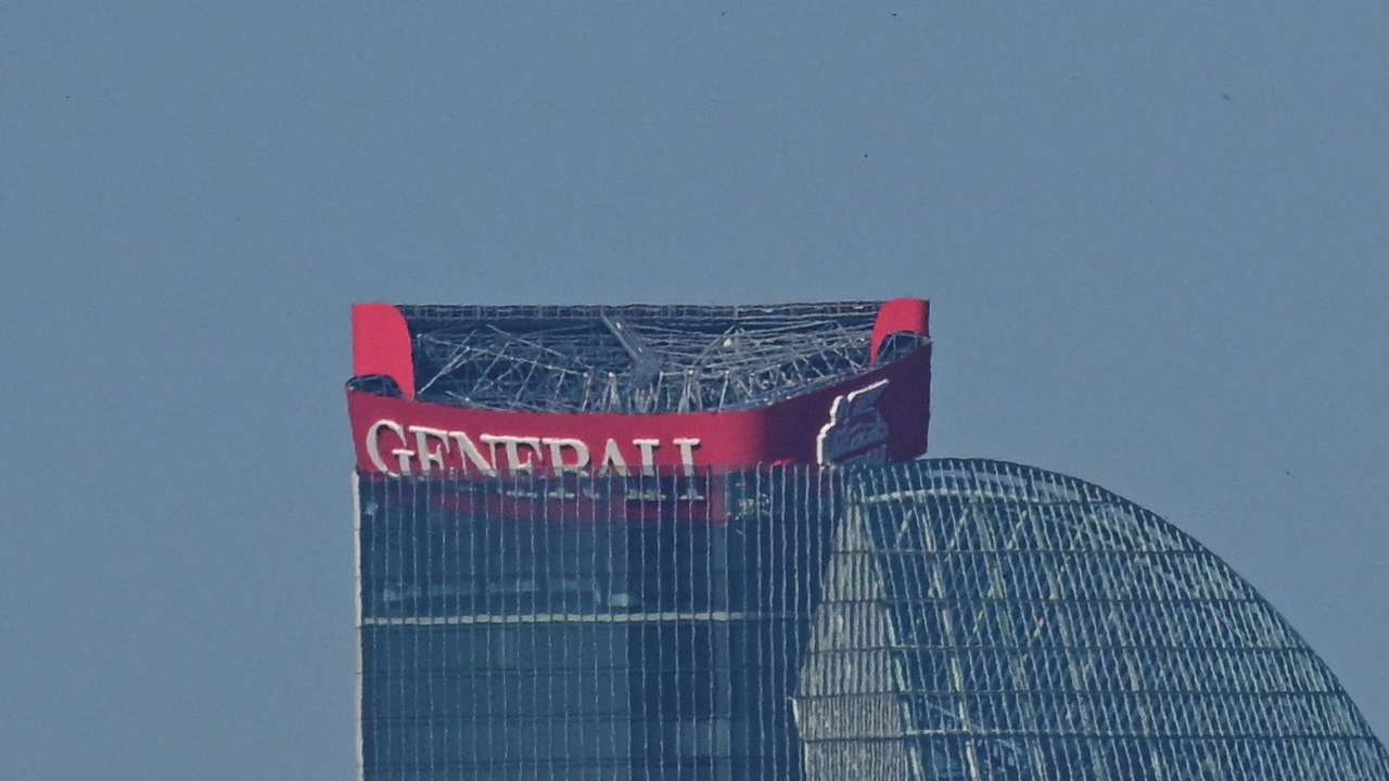 'Generali' sign atop insurer's skyscraper offices collapses in Milan