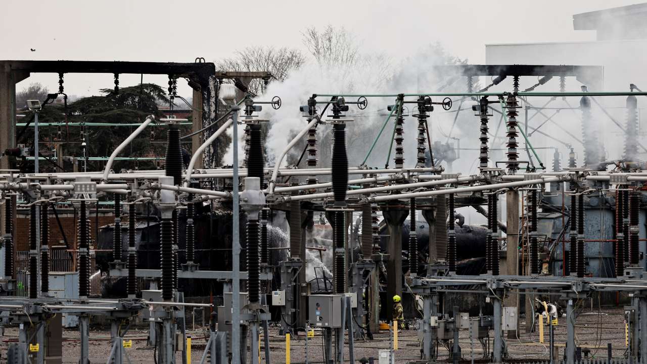 Heathrow Airport closed by fire at power station
