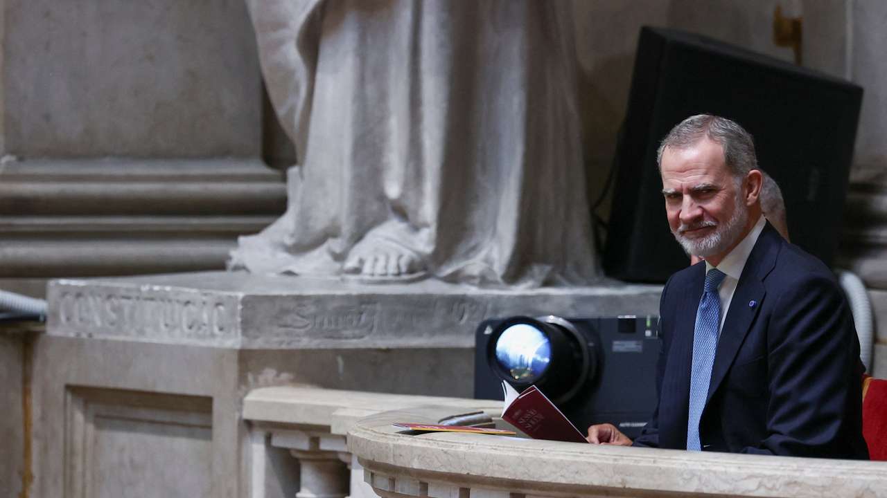 Antonio Jose Seguro swears in as Portugal's new president