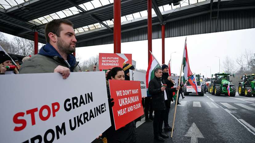 FILE PHOTO: Farmers protests against cheap non-EU imports at Czech-Slovak border near Holic