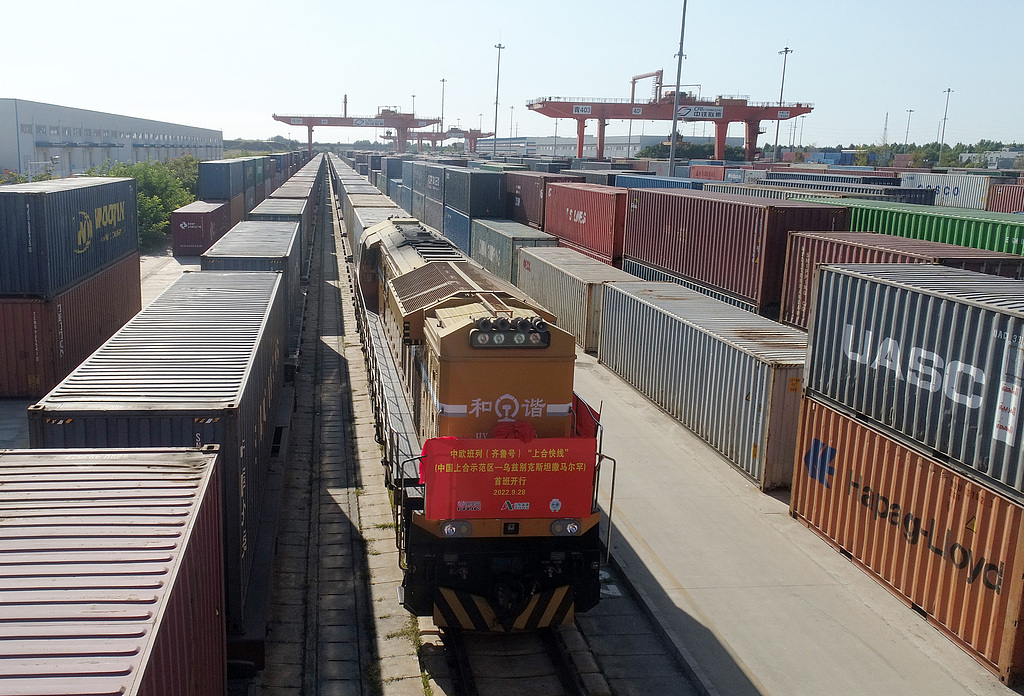 The China-Europe Railway Express makes its inaugural departure from the China-SCO Local Economic and Trade Cooperation Demonstration Area in Qingdao in China to Samarkand, Uzbekistan, on September 28, 2022. [Photo: VCG]